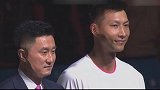 大型尴尬现场!广东男篮颁奖仪式集体合照队员不知所措