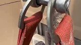 工人在高空作业，绳索突然断裂