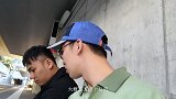 周宏翔忙着修图发微博，丝毫没注意坐过站了，真是小迷糊