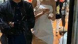 小姐姐向老板汇报彩排情况