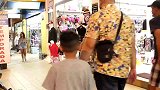 国外街头恶作剧，男子伪装成模特恶搞路人，真是太好笑了