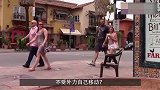 椅子成精了，不受外力自己移动？路人被吓到了