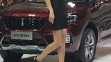 车展上看见两个外国的车模小姐姐，这两个你们喜欢哪个
