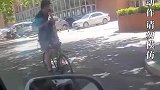 男子倒骑单车不走寻常路，淡定骑行看呆路人