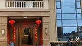 两兄弟建房，父亲建议建4层同一大门进出一家住两层，大嫂不同意宁愿多出30万也要建两栋分开住，大嫂这样做对吗？