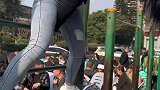 美女这么健康，竟然是做高难度动作来锻炼的