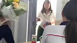 毕业季，高三学生给每一位任课老师送花