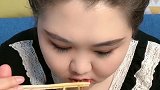 这胖姐姐吃啥都这么香，看来这串又要涨价了