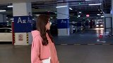 这个小姐姐真会穿，短款羊羔毛外套搭配毛毛鞋，既好看又保暖呢