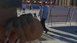 男子和妻子一起送女儿上学