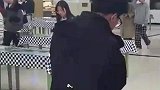 学生吐槽餐厅抽掉凳子学生站着吃饭