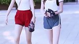 红衣服美女收伞方式就是不一样，有没有同款的小伙子请往这边站