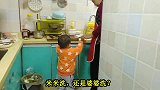两岁宝宝帮奶奶干活，陪奶奶聊天，真是奶奶的贴心豆瓣儿