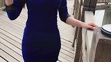 小姐姐深蓝色连衣裙和高跟鞋的搭配，太美了！