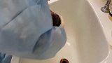 刚出生小宝宝第一次洗头，护士洗得好仔细，值得称赞！