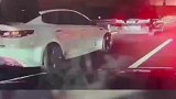 黑车在快车道上慢行，后车路怒加速撞上