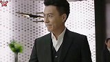靳东是圈内公认的“戏痴”，实力不容小觑，被评为国家一级演员
