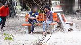 搞笑恶搞：一大杯水直接泼到路人脸上，结果被路人追着打！