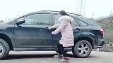 美女连上车都这么与众不同，不笑算我输
