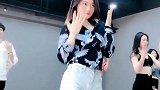 地板秀高潮部分来了……前半部分是悲伤的、后半部分是动感的……
