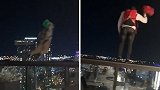 美国：纳什维尔两男子从酒店楼顶跳伞，引起围观顾客恐慌