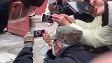 大爷在景区门口当起了人体机位