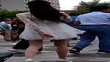 小美女裙子有点短，舞姿优美