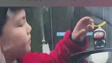 男孩玩路边车上的玩偶，谁知车主就在里面，童年阴影