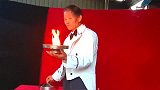 大爷表演的这个魔术，纯粹就是骗小孩子的把戏了