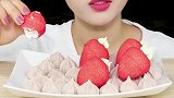 小美女吃草莓棉花糖和酥脆小饼干！口红颜色和草莓好配好爽！