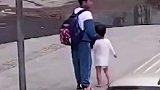 勇敢善良的小学生一路贴心护送走失男童，把男童送回家后才离开
