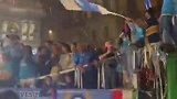 那不勒斯球迷深夜庆祝 女球迷掀衣送福利