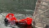 水面结冰，老人不慎落水