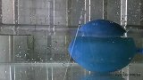 气球与液压机的较量，结果会如何我们拭目以待！