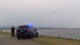 男男女女开心在海边录视频 意外发现一个行李箱，打开后当场报警