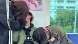 日本男子上演“地铁之恋”，一边扶着女友一边与黑衣女子亲吻