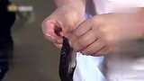 岳云鹏实在饿得不行，竟偷偷生吃海参，不料下一秒就尴尬！
