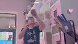 男朋友给小猫咪打扫房间被贴贴