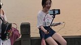 外出散步，看到一个姑娘坐在桥头唱歌，你们知道她是谁吗