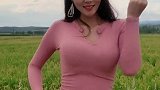 小姐姐后面的风景很美