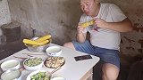 爷爷84岁了带大胖掰玉米，煮了一锅大胖两分钟吃3个
