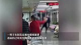 男子情绪崩溃在医院走廊连扇耳光，目击者：疑父亲不愿治疗