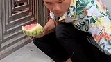 表弟为了吃口西瓜，真的太不容易了，感觉有点惨啊