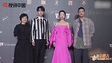 易烊千玺误踩周冬雨裙子急闪模样呆萌圈粉无数