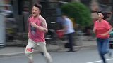 男孩在医院被人掳走，小伙在路口将孩子抢回来
