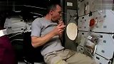 宇航员与“太空卷饼”