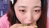 网红小姐姐直播吃冰，可爱海绵冰一口秒，贼过瘾贼冰爽