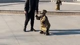 两个小铜人广场恶搞路人，没想到接下来一幕会是这样，网友：搞笑