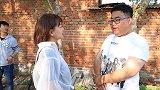 美女大街上戏耍小伙，太逗了，看一次笑一次