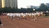 看看人家学校的运动会开幕式，妹子们一出场，就嗨翻全场！